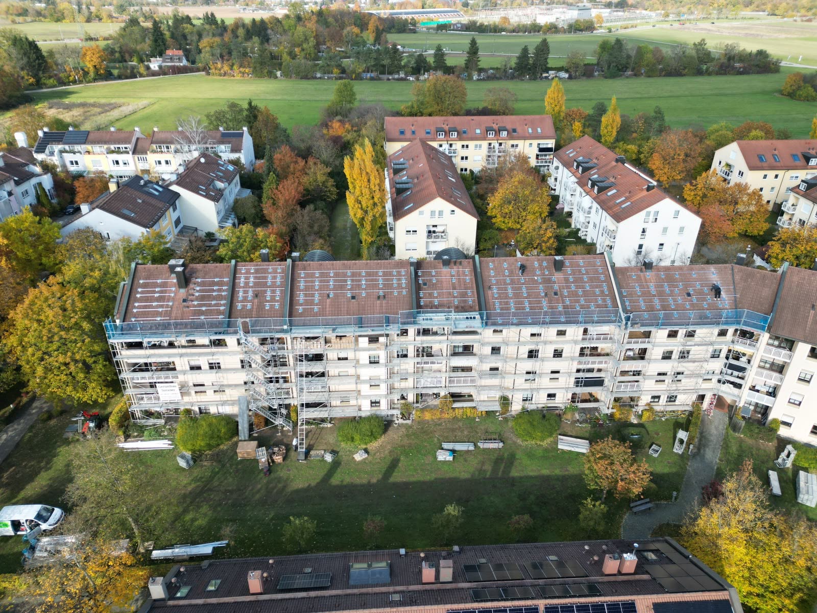 Schräge Drohnenansicht des Wohnkomplexes in der Jaspersallee mit Montageschienen auf dem Ziegeldach