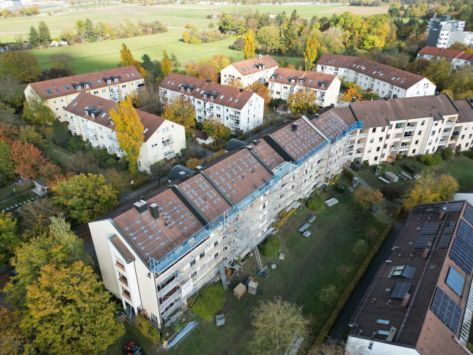 Luftaufnahme der Jaspersallee in München: Ziegeldächer mit montierter PV-Unterkonstruktion