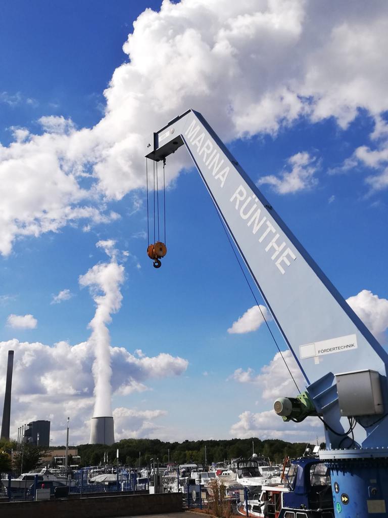 Marina Rünthe – Hafenkran vor Industriekulisse