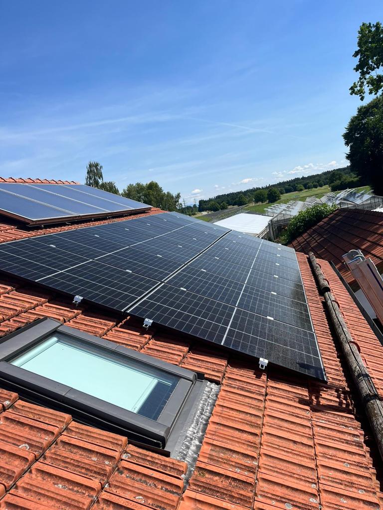 PV-Module auf Ziegeldach mit Dachfenster