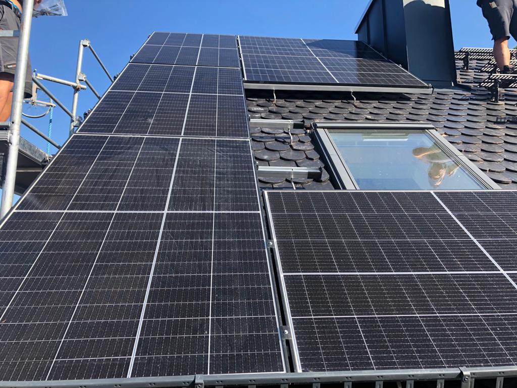 Schwarze PV-Module auf Steildach – Detailansicht