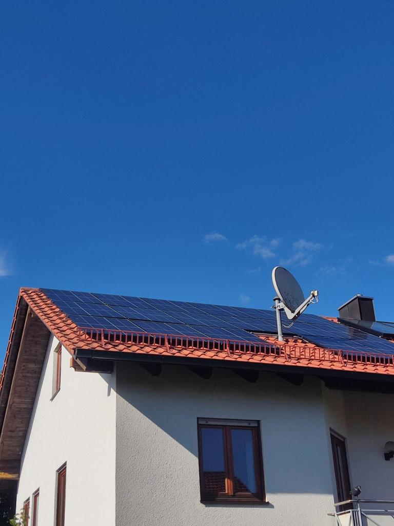 Solaranlage auf Einfamilienhaus mit blauem Himmel