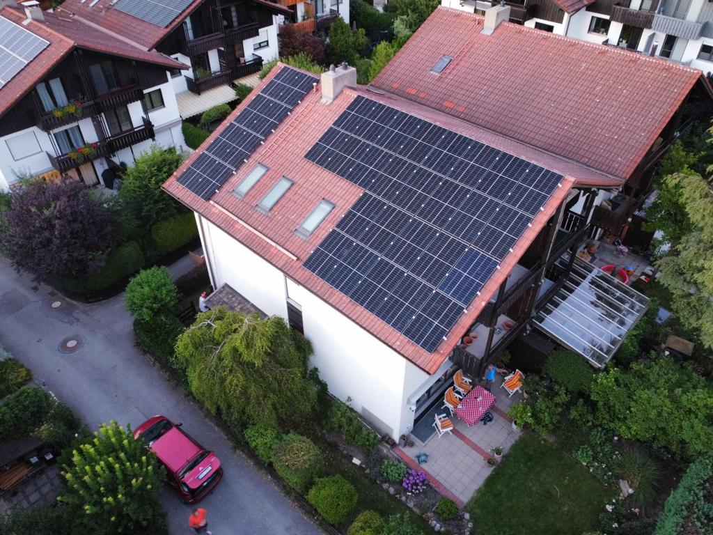 Großflächige PV-Anlage auf Wohnhaus – Drohnenaufnahme