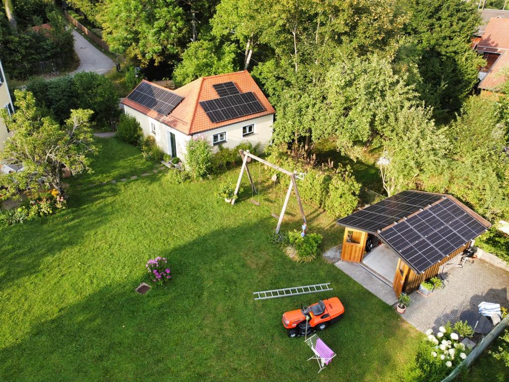 PV-Anlage auf Haus und Gartenhaus im Grünen