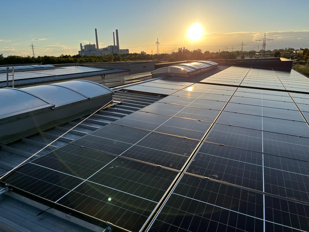 Solaranlage auf Industriedach im Sonnenuntergang