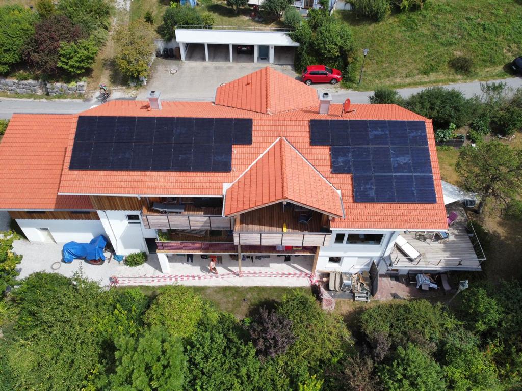 PV-Anlage auf großem Wohnhaus – Luftaufnahme