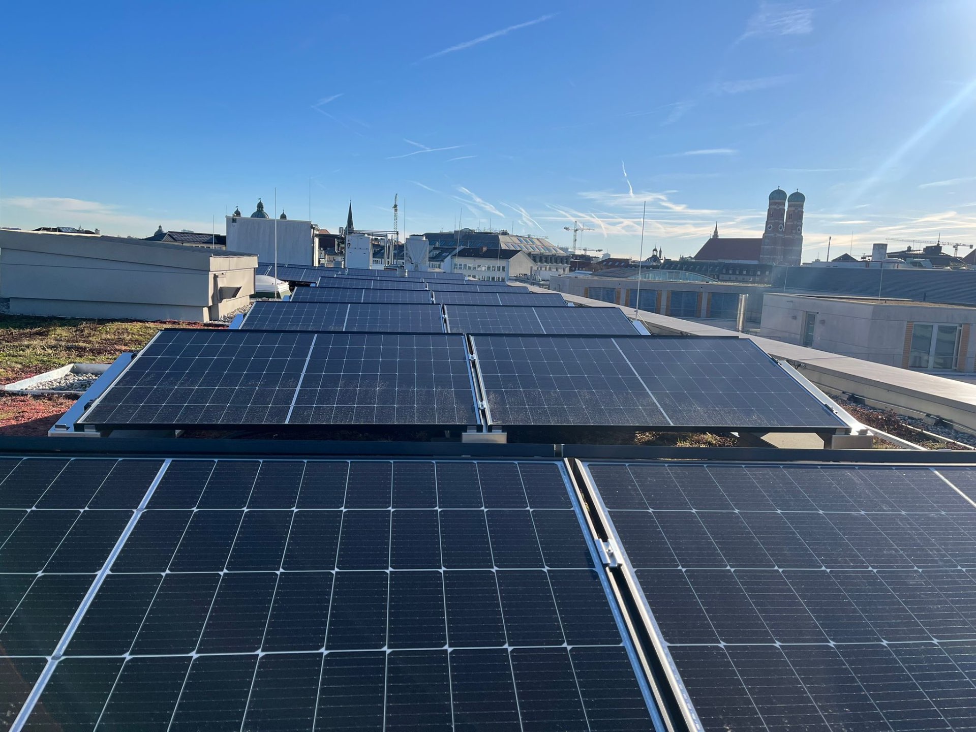 PV-Anlage auf Münchner Dach mit Blick auf die Frauenkirche