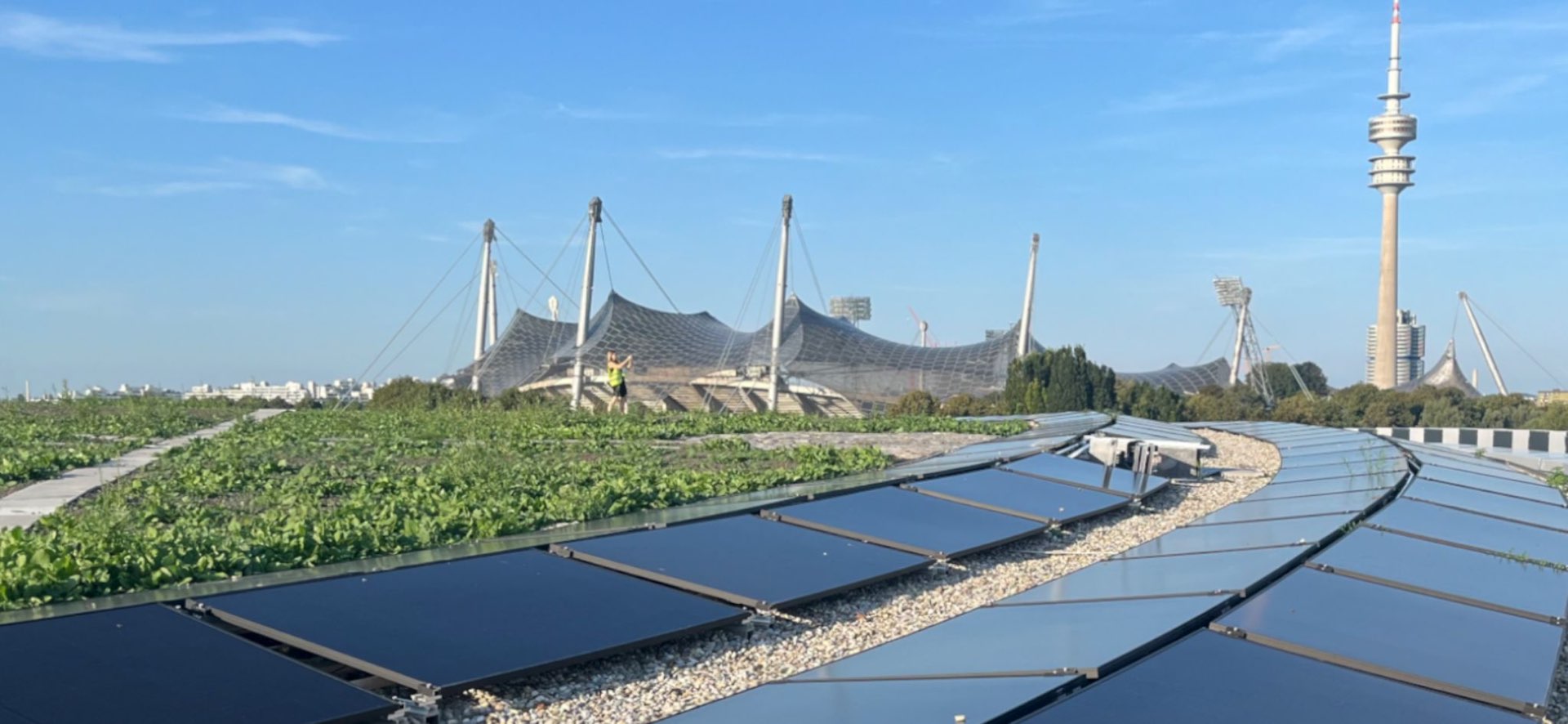 PV-Anlage auf Dach mit Blick aufs Münchner Olympiagelände