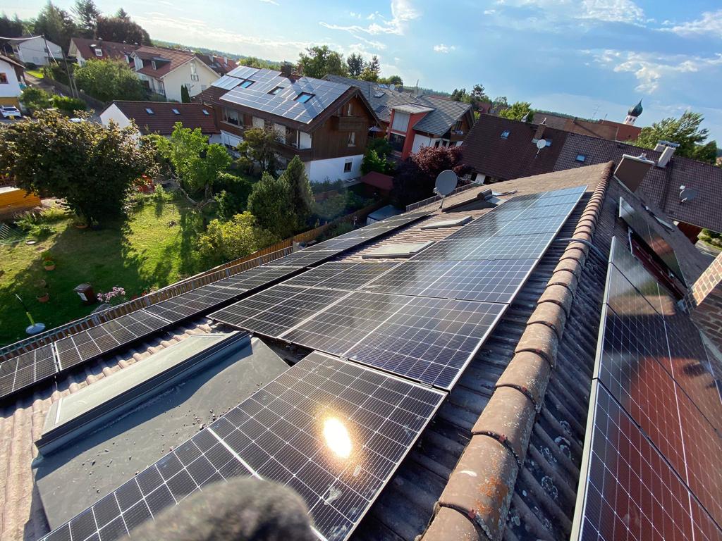 PV-Anlage auf Ziegeldach im Wohngebiet