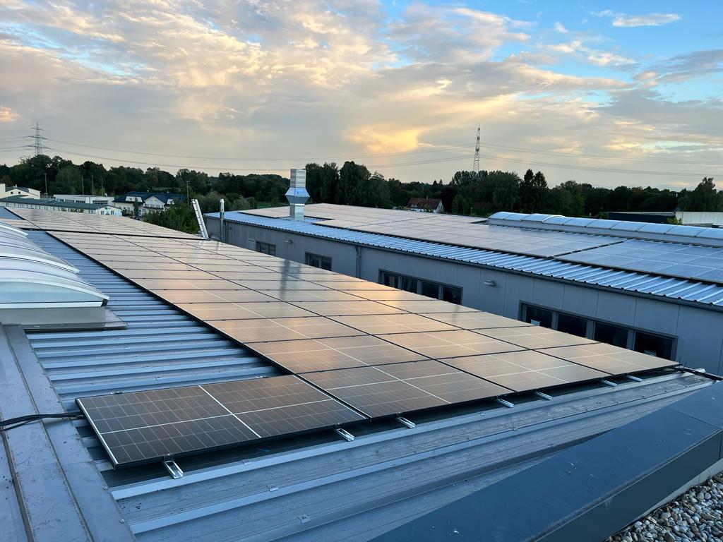 PV-Anlage auf Gewerbedach bei Sonnenaufgang