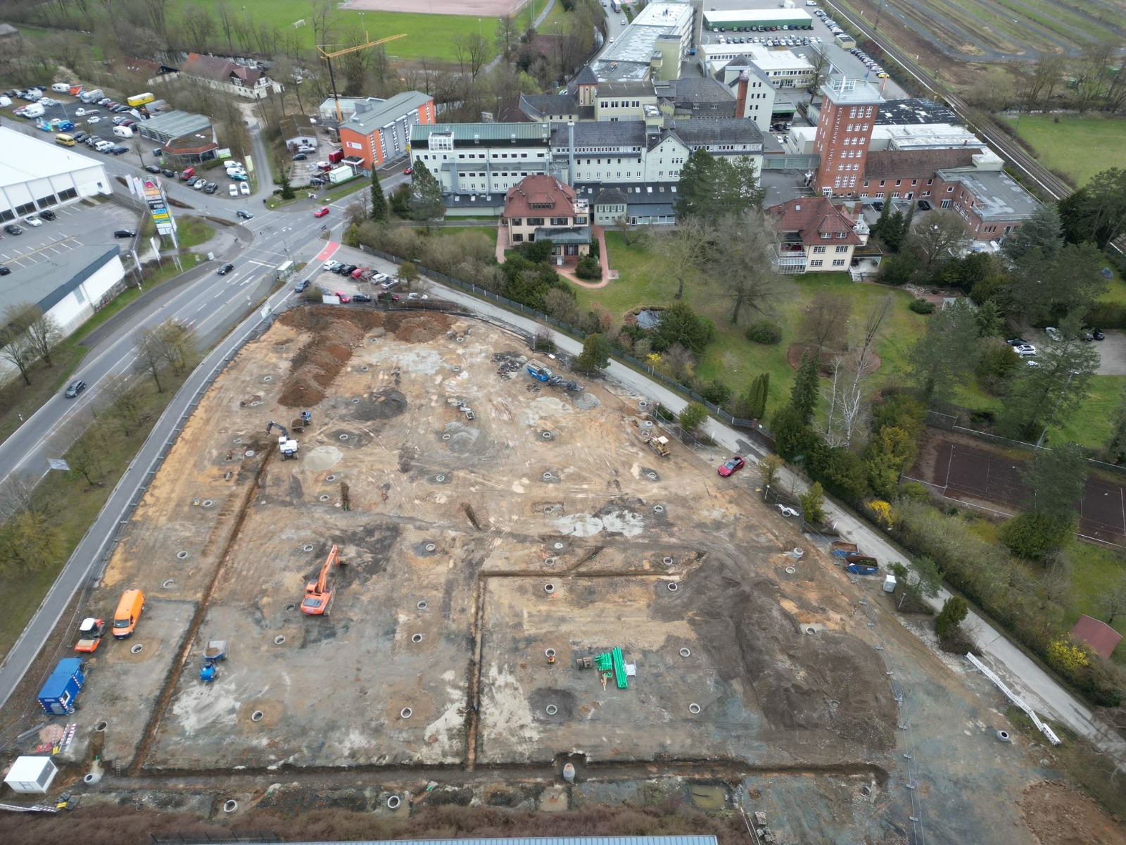 Baustelle einer Freiflächen-PV-Anlage – Luftaufnahme mit Fundamenten