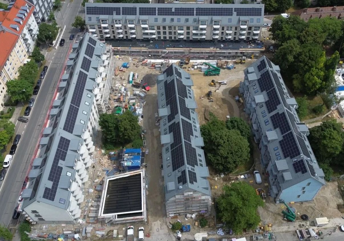 PV-Anlagen auf Wohnkomplex im Bau – Luftaufnahme aus München