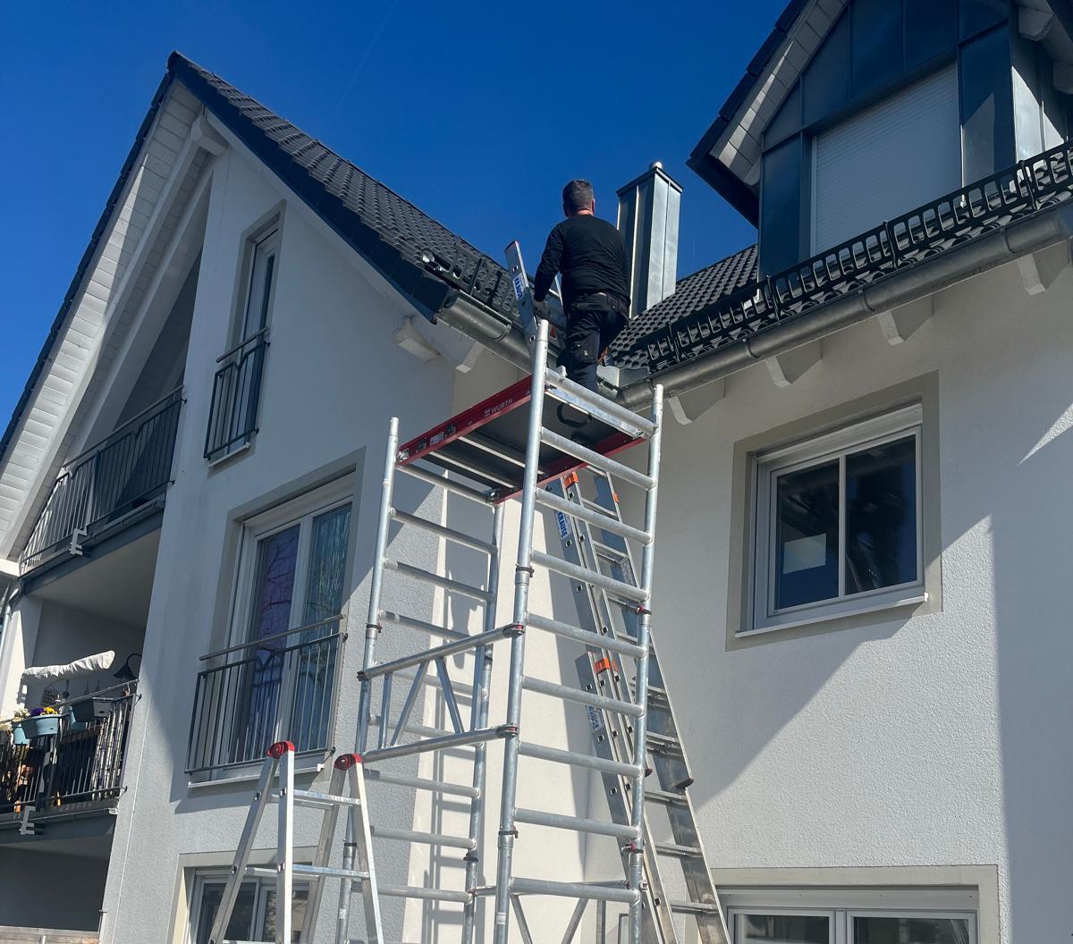 PV-Installation an Einfamilienhaus mit Gerüst und Leiter