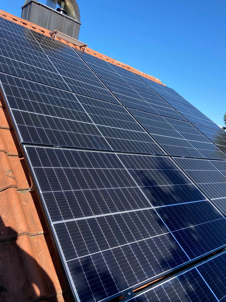 Solaranlage auf Ziegeldach eines Wohnhauses