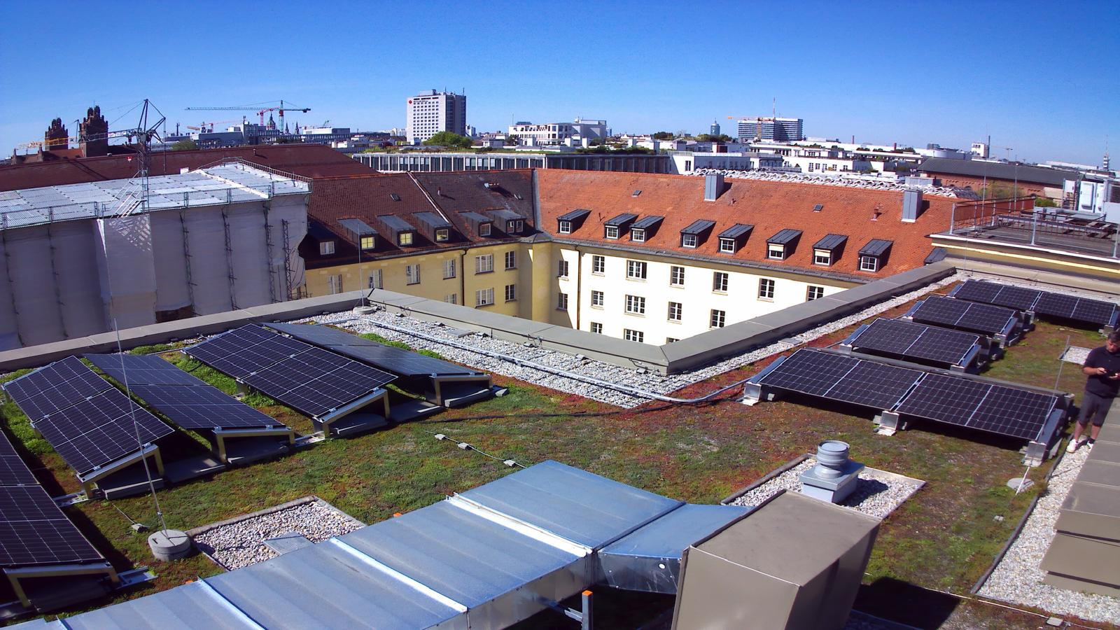 PV-Anlage auf Münchner Gründach mit Stadtkulisse