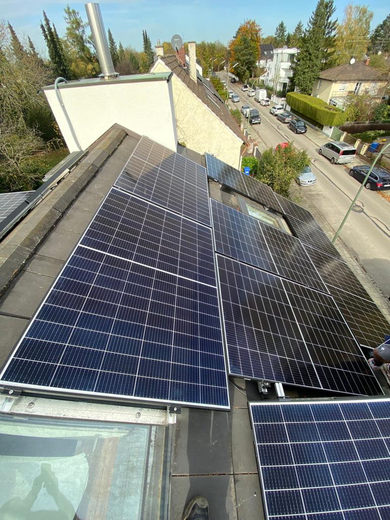 PV-Module auf Einfamilienhaus in München