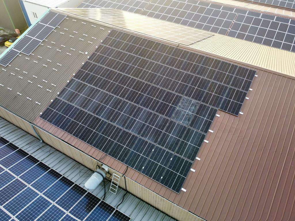 Solaranlage auf Industriehalle mit Trapezblechdach