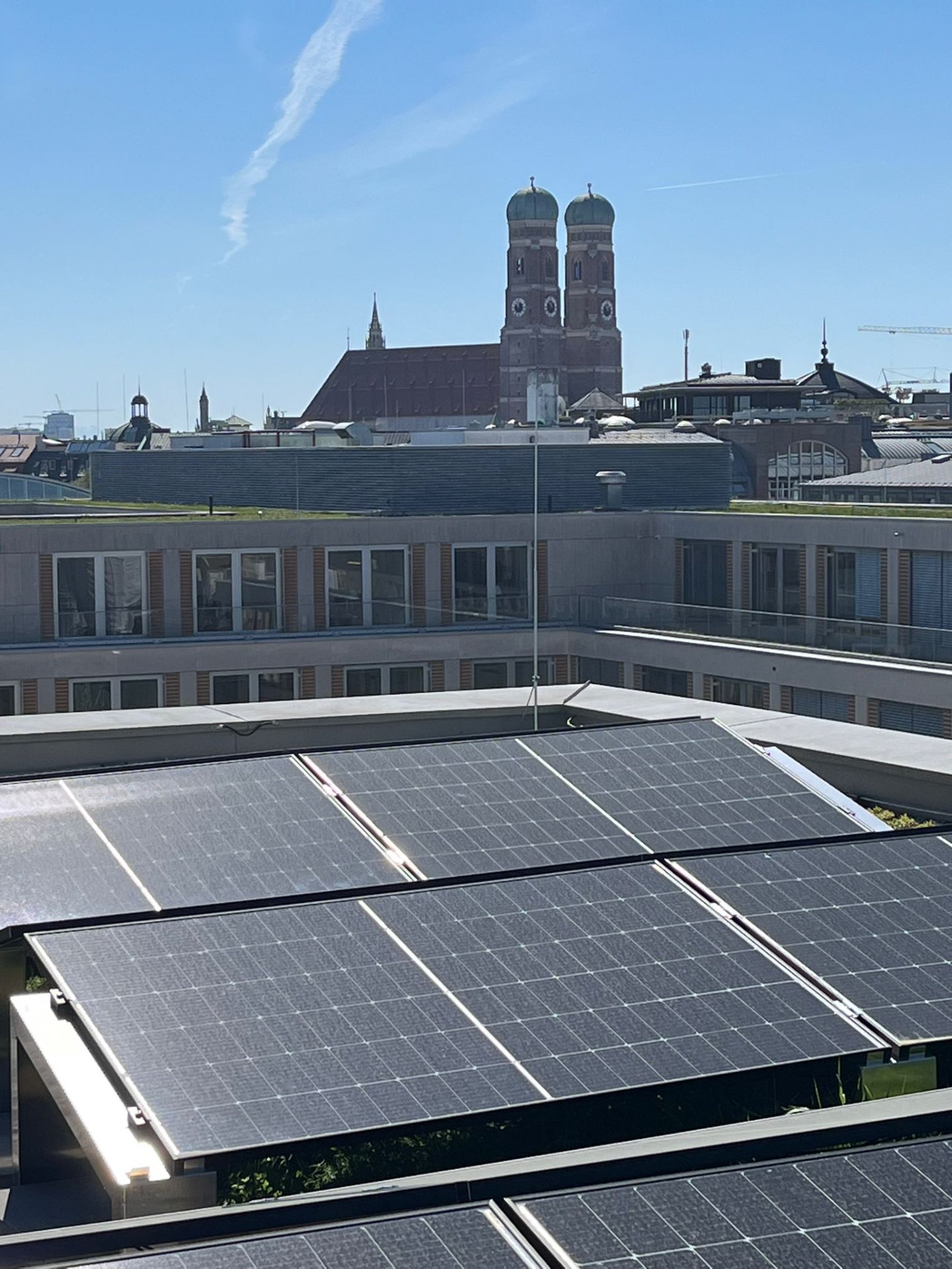 PV-Anlage auf Flachdach mit Blick auf die Frauenkirche München